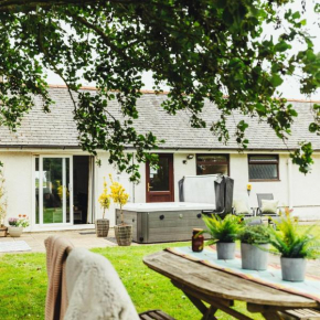 Birchwood Cottage with hot tub